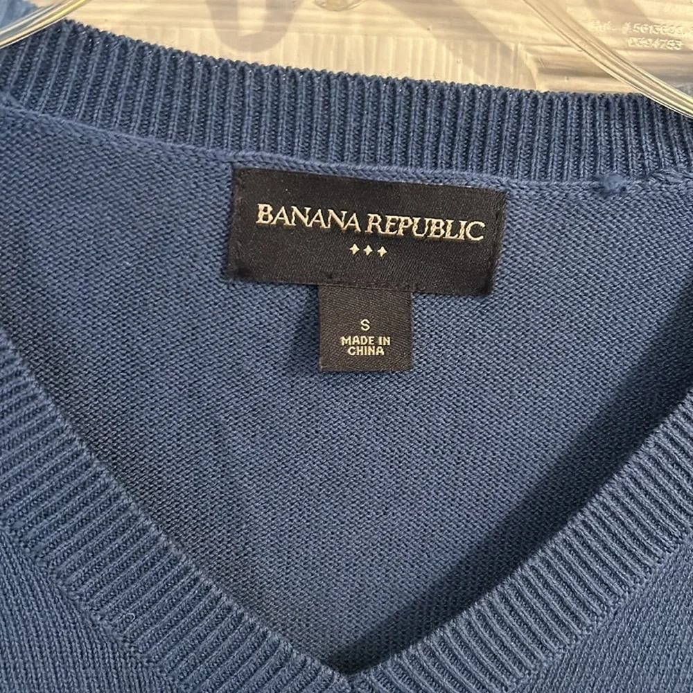 Men’s Banana Republic Blue Cotton Pullover V-neck sweater.  Size‎ Small